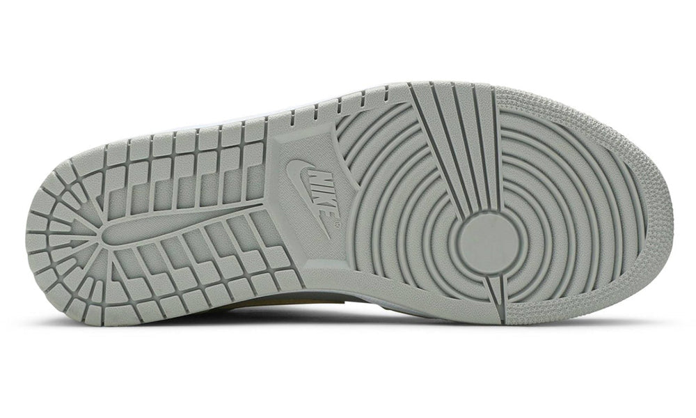 https://cdn.shopify.com/s/files/1/0560/7754/9738/products/1627368233399_AirJordan13.jpg?v=1636109504