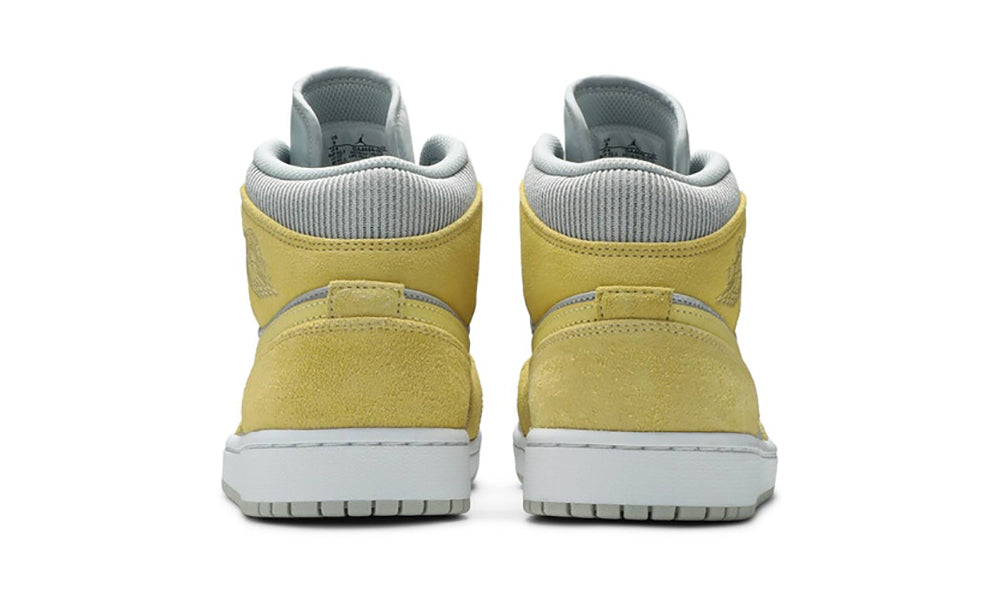 https://cdn.shopify.com/s/files/1/0560/7754/9738/products/1627368233400_AirJordan15.jpg?v=1636109503