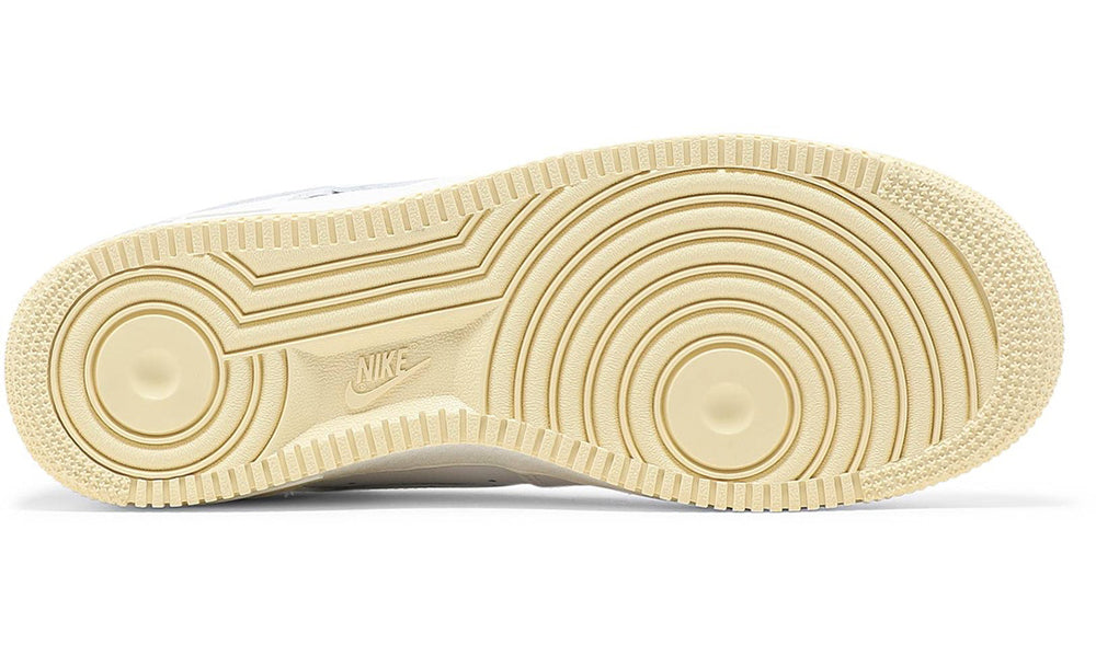 https://cdn.shopify.com/s/files/1/0560/7754/9738/products/1628944195521_NikeAirFor3.jpg?v=1636748510