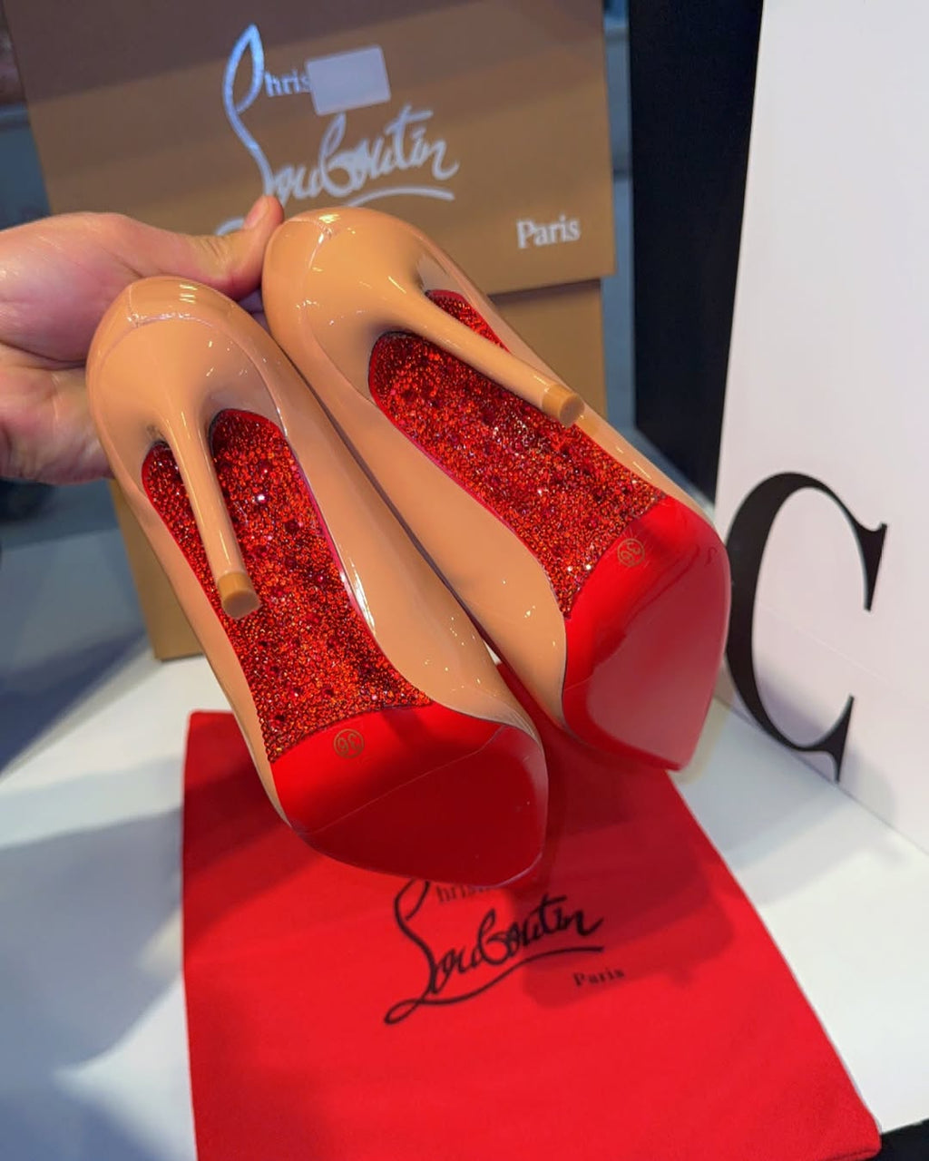 https://cdn.shopify.com/s/files/1/0648/4253/0893/files/ChristianLouboutinKateBeigePumps_10.jpg?v=1762887541