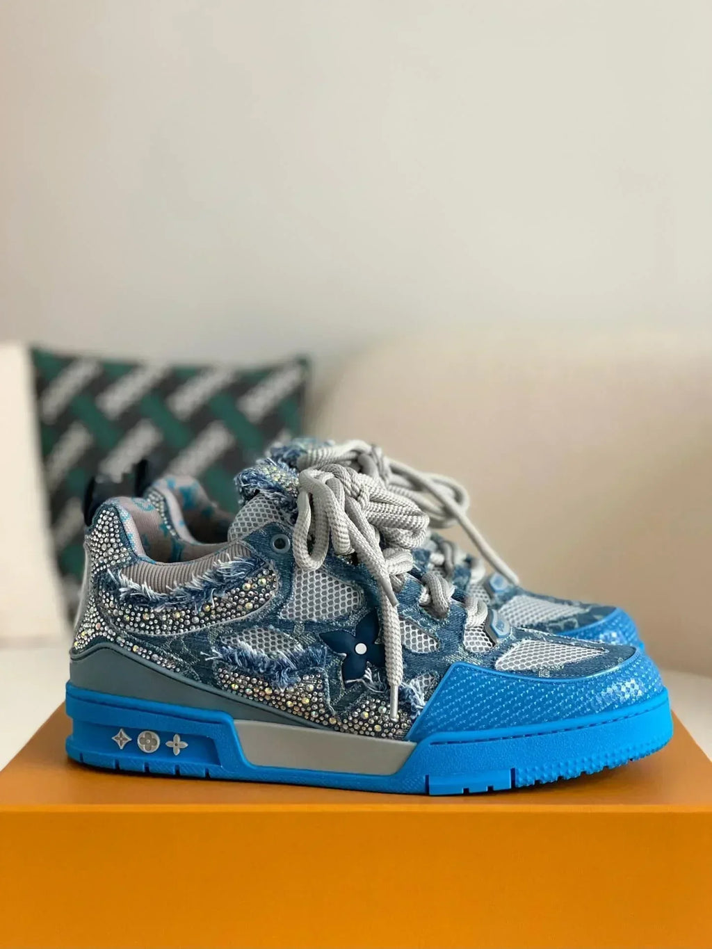 https://cdn.shopify.com/s/files/1/0648/4253/0893/files/LouisVuittonLVSkateTrainerSwarovskiCrystalsBlueSneakers_2.webp?v=1762887592