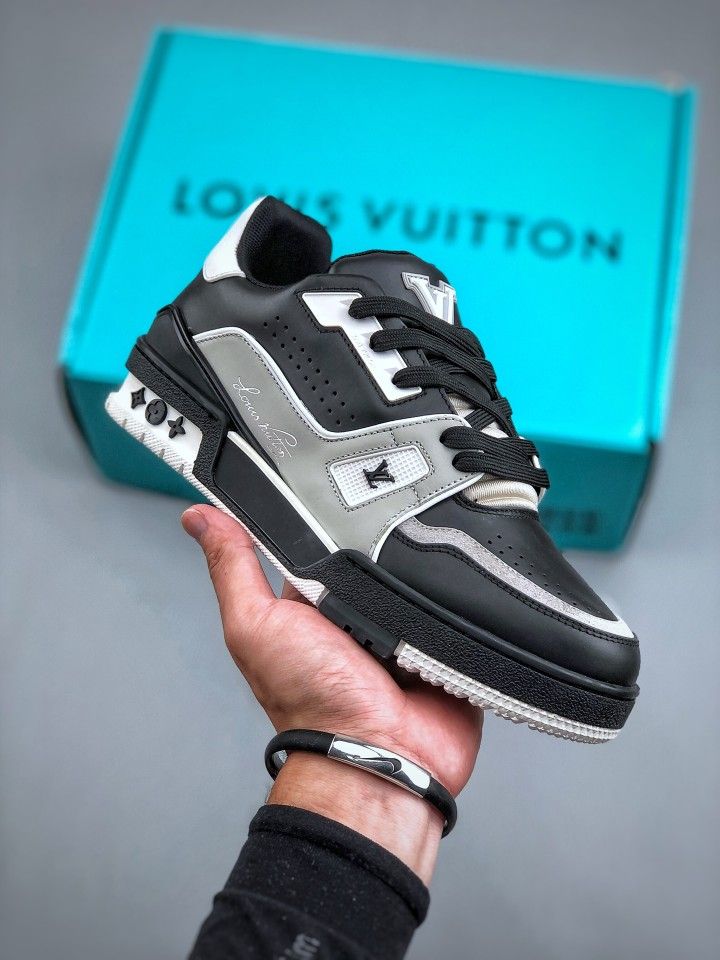 https://cdn.shopify.com/s/files/1/0648/4253/0893/files/LouisVuittonTrainerBlackGraySignature_2.jpg?v=1762887074