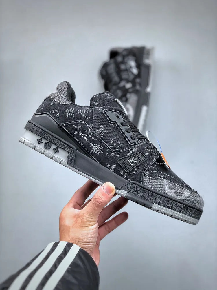 https://cdn.shopify.com/s/files/1/0648/4253/0893/files/LouisVuittonTrainerBlackGreyDenimMonogram_2.webp?v=1762887588