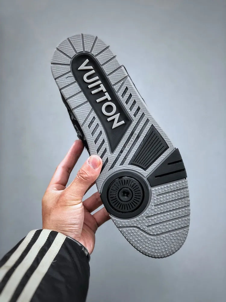 https://cdn.shopify.com/s/files/1/0648/4253/0893/files/LouisVuittonTrainerBlackGreyDenimMonogram_3.webp?v=1762887588