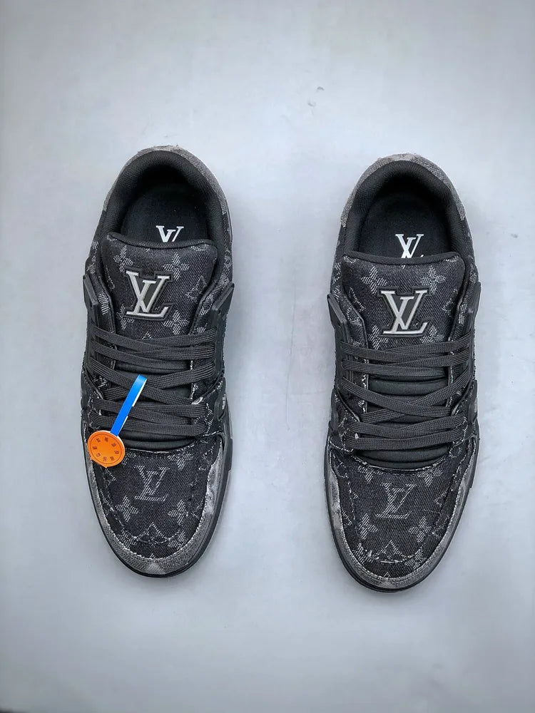 https://cdn.shopify.com/s/files/1/0648/4253/0893/files/LouisVuittonTrainerBlackGreyDenimMonogram_4.webp?v=1762887588