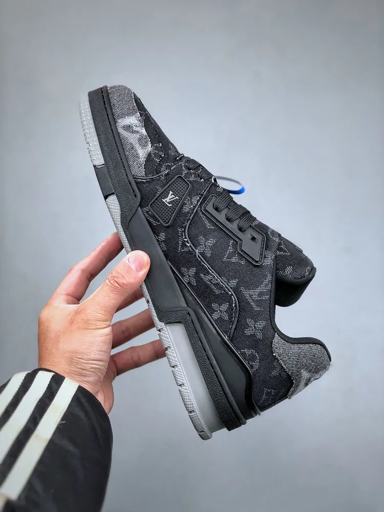 https://cdn.shopify.com/s/files/1/0648/4253/0893/files/LouisVuittonTrainerBlackGreyDenimMonogram_7.webp?v=1762887588