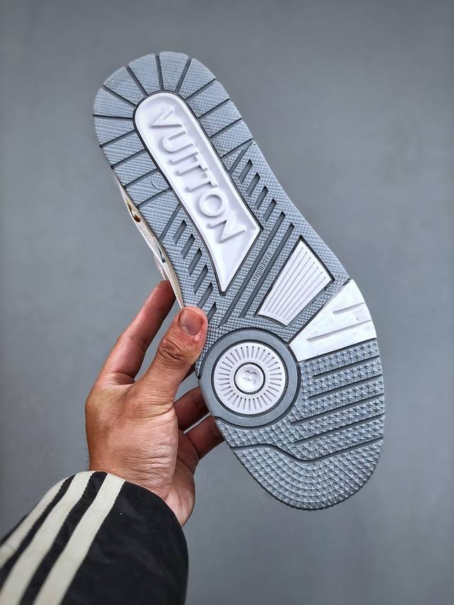 https://cdn.shopify.com/s/files/1/0648/4253/0893/files/LouisVuittonTrainerWhiteDenimEmbroidered_5.jpg?v=1762887079