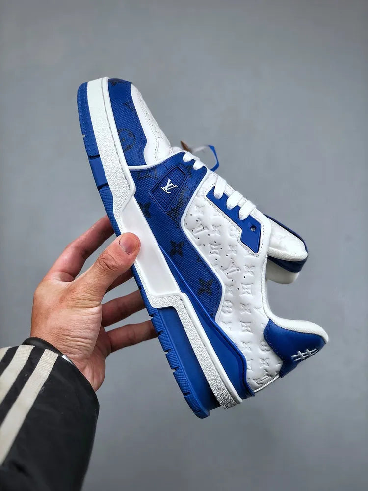 https://cdn.shopify.com/s/files/1/0648/4253/0893/files/LouisVuittonTrainer_54SignatureBlueWhite_4.webp?v=1762887084