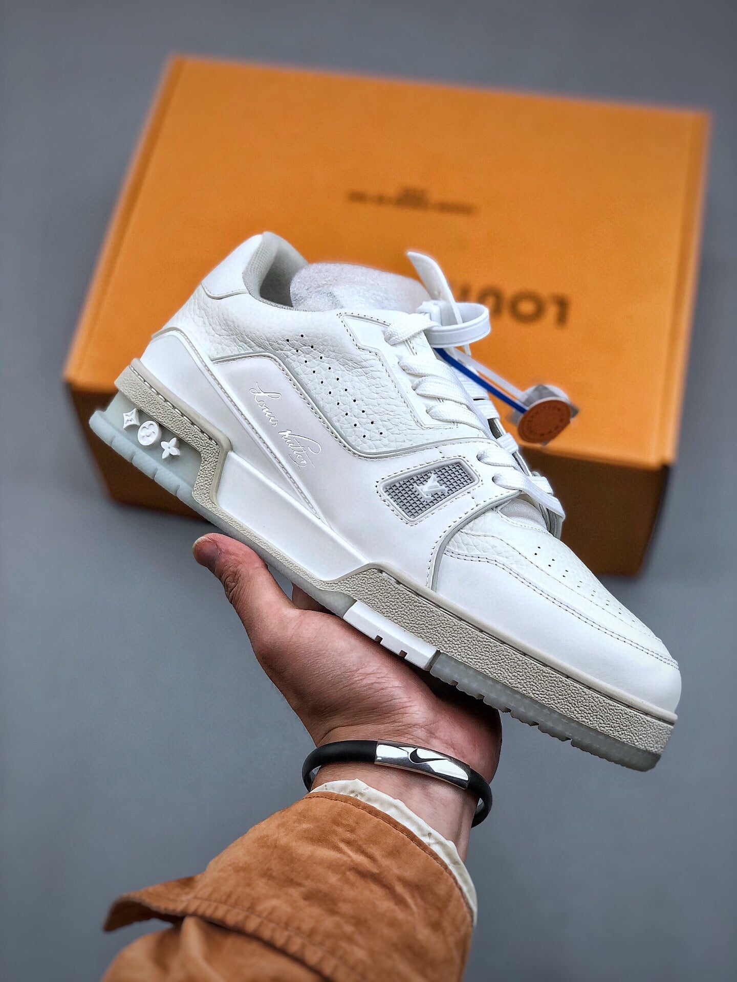https://cdn.shopify.com/s/files/1/0648/4253/0893/files/LouisVuittonTrainer_54SignatureWhiteGrey_1.jpg?v=1762887081