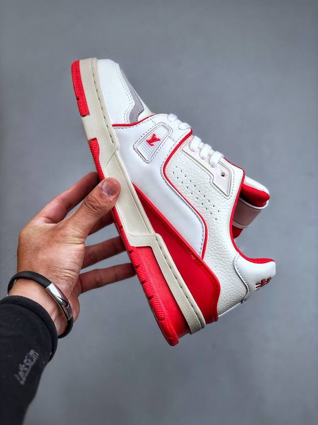 https://cdn.shopify.com/s/files/1/0648/4253/0893/files/LouisVuittonTrainer_54SignatureWhiteRed_2_1081d529-c2e1-4f6c-a544-ad4796fa24fd.jpg?v=1762887080