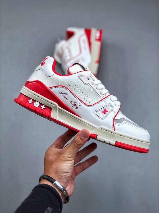 https://cdn.shopify.com/s/files/1/0648/4253/0893/files/LouisVuittonTrainer_54SignatureWhiteRed_7_973c1459-3988-46d6-94bc-086ab7008320.jpg?v=1762887080