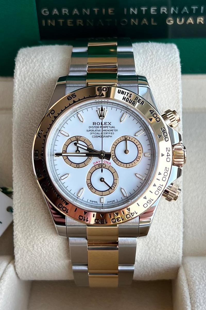 https://cdn.shopify.com/s/files/1/1016/2169/4801/files/daytona_two_tone_dubailuxury_watch_2.png?v=1770280274