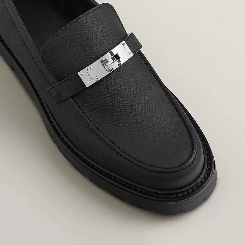 https://cdn.shopify.com/s/files/1/0626/8095/7046/files/icone-loafer--242907ZA03-above-wm-6-0-0-800-800_g.webp?v=1755336524