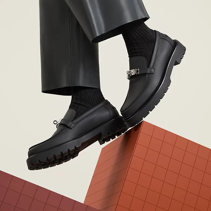 https://cdn.shopify.com/s/files/1/0626/8095/7046/files/icone-loafer--242907ZA03-worn-2-0-0-800-800_g.webp?v=1755336524