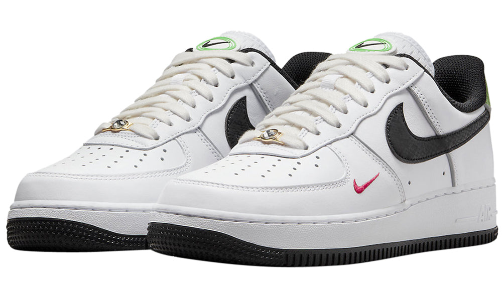 https://cdn.shopify.com/s/files/1/0560/7754/9738/products/ipad_nike-air-force-1-low-just-do-it-white-black-green-0.jpg?v=1664015069