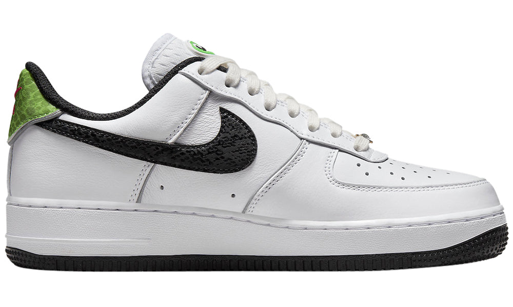 https://cdn.shopify.com/s/files/1/0560/7754/9738/products/ipad_nike-air-force-1-low-just-do-it-white-black-green-1.jpg?v=1664015069