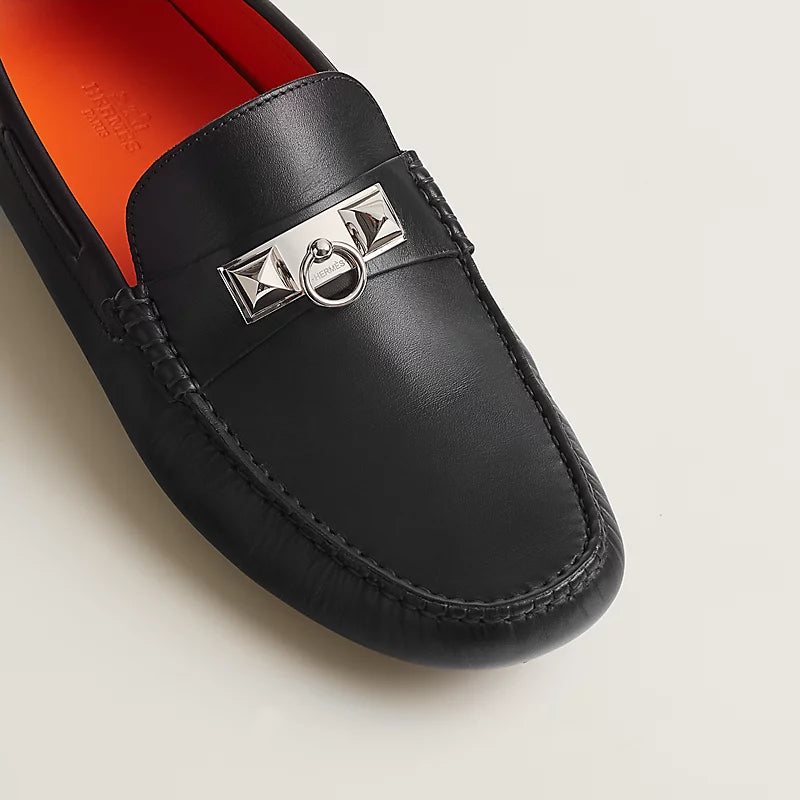 https://cdn.shopify.com/s/files/1/0626/8095/7046/files/irving-loafer--141251ZH02-worn-6-0-0-800-800_g.webp?v=1755336080