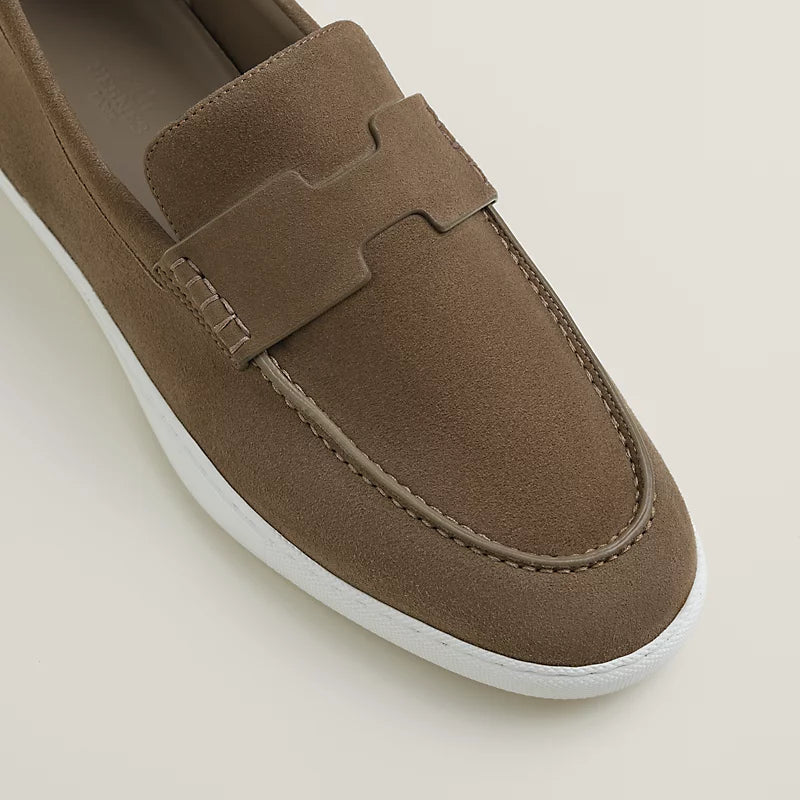 https://cdn.shopify.com/s/files/1/0626/8095/7046/files/job-loafer--242935ZAX3-above-wm-6-0-0-800-800_g.webp?v=1755335176