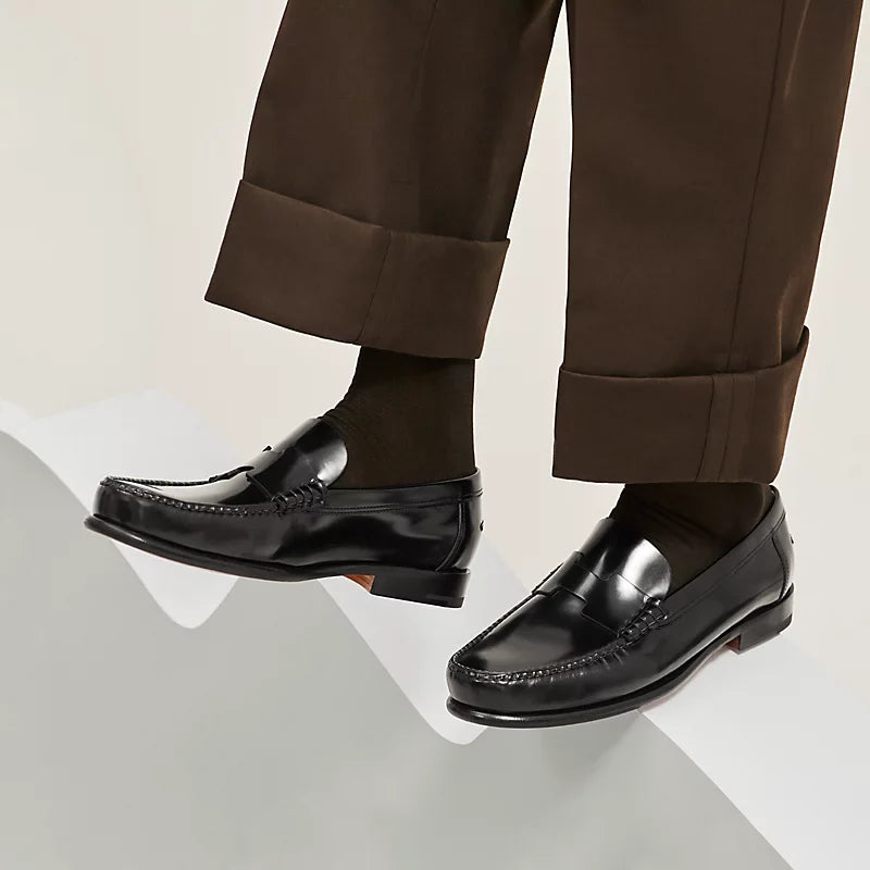 https://cdn.shopify.com/s/files/1/0626/8095/7046/files/kennedy-loafer--151424ZH02-worn-3-0-0-800-800_g.webp?v=1755336379