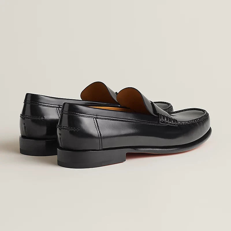 https://cdn.shopify.com/s/files/1/0626/8095/7046/files/kennedy-loafer--151424ZH02-worn-5-0-0-800-800_g.webp?v=1755336379