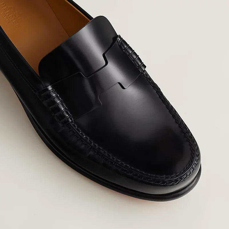 https://cdn.shopify.com/s/files/1/0626/8095/7046/files/kennedy-loafer--151424ZH02-worn-6-0-0-800-800_g.webp?v=1755336379