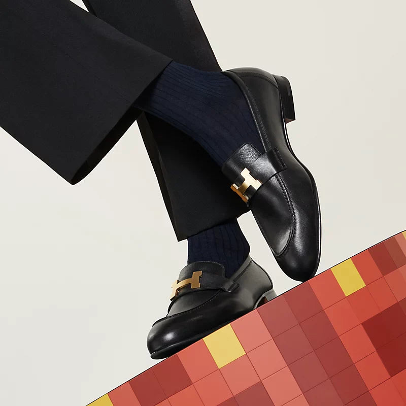 https://cdn.shopify.com/s/files/1/0626/8095/7046/files/paris-loafer--242900ZA03-worn-2-0-0-800-800_g.webp?v=1755335828